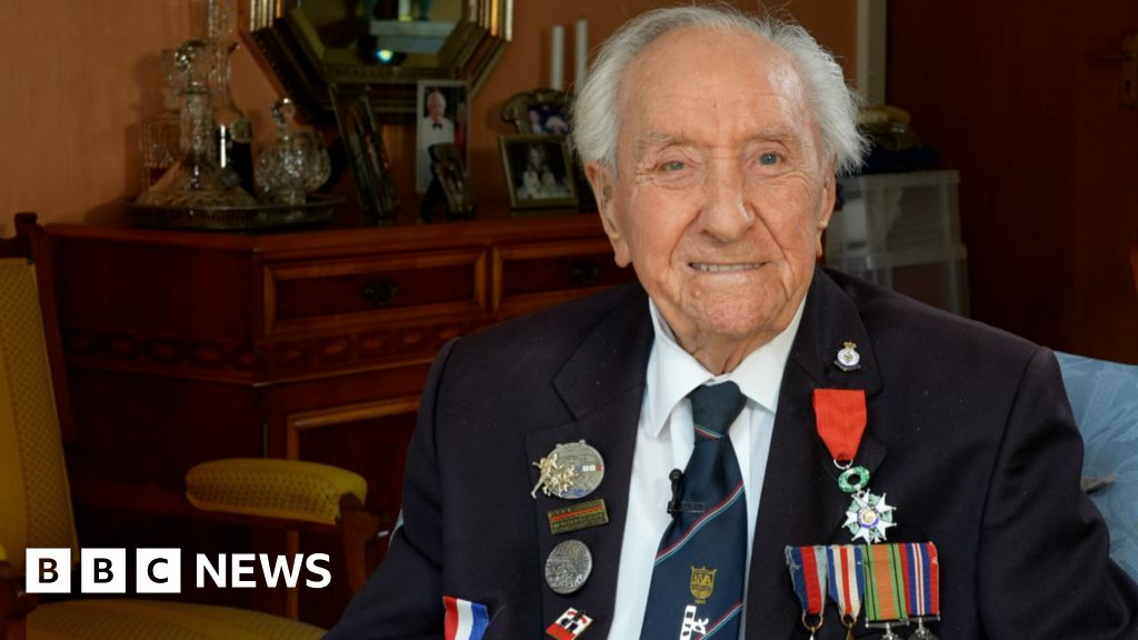 Jersey Normandy veteran Billy Reynolds dies aged 100 - BBC News