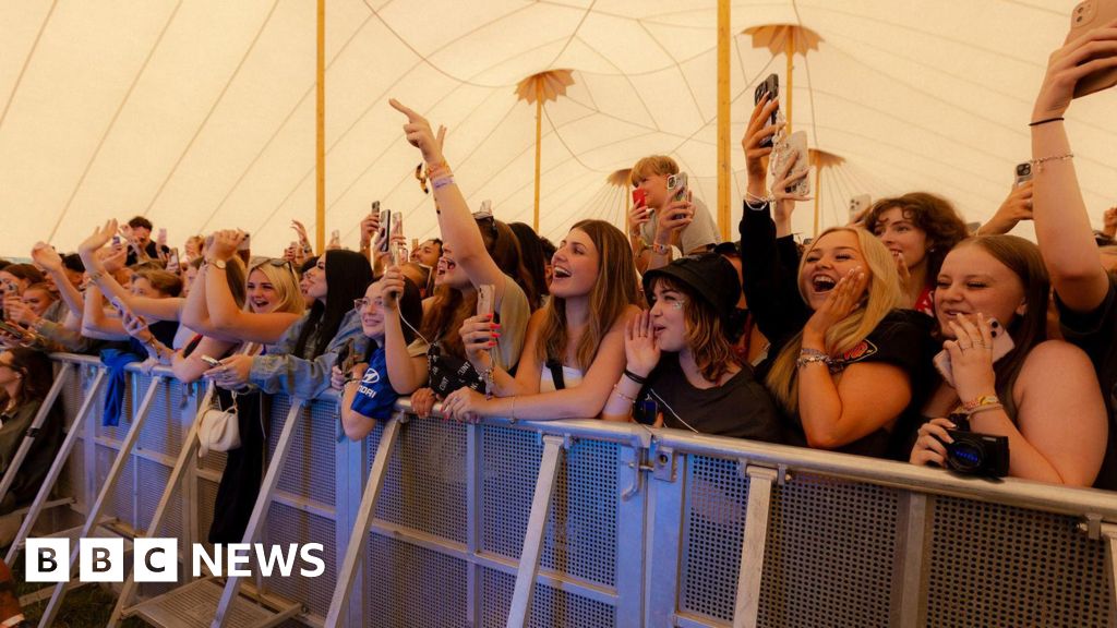 „Teatr Tik Tok” na Reading Festival przyciąga tłumy