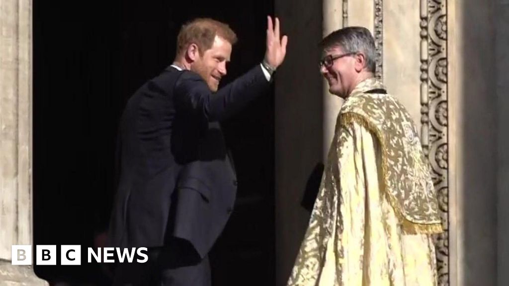 Harry arrives at St Paul's during flying UK visit