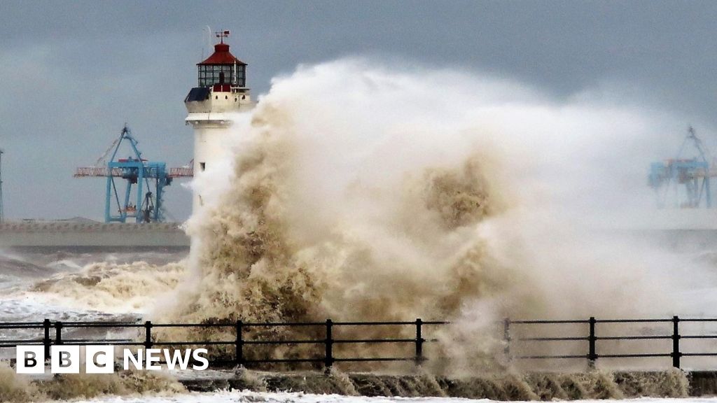 Storm Darragh: Met Office issues rare red wind warning