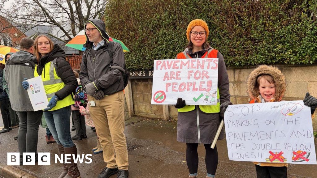Oxford parents protest over safety fears outside school
