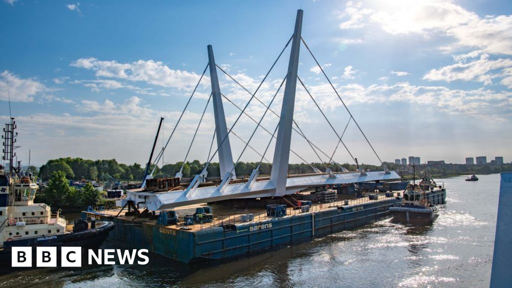 Final section of Renfrew Bridge floated up the River Clyde – BBC News