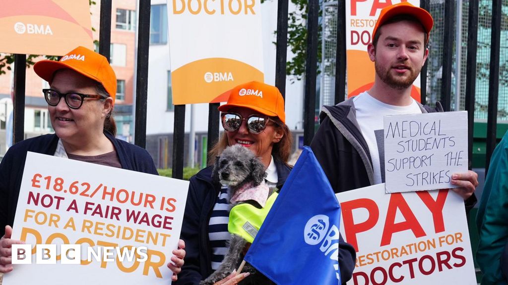 Doctors' strike disruption will be kept to a minimum, Streeting says as walkouts begin