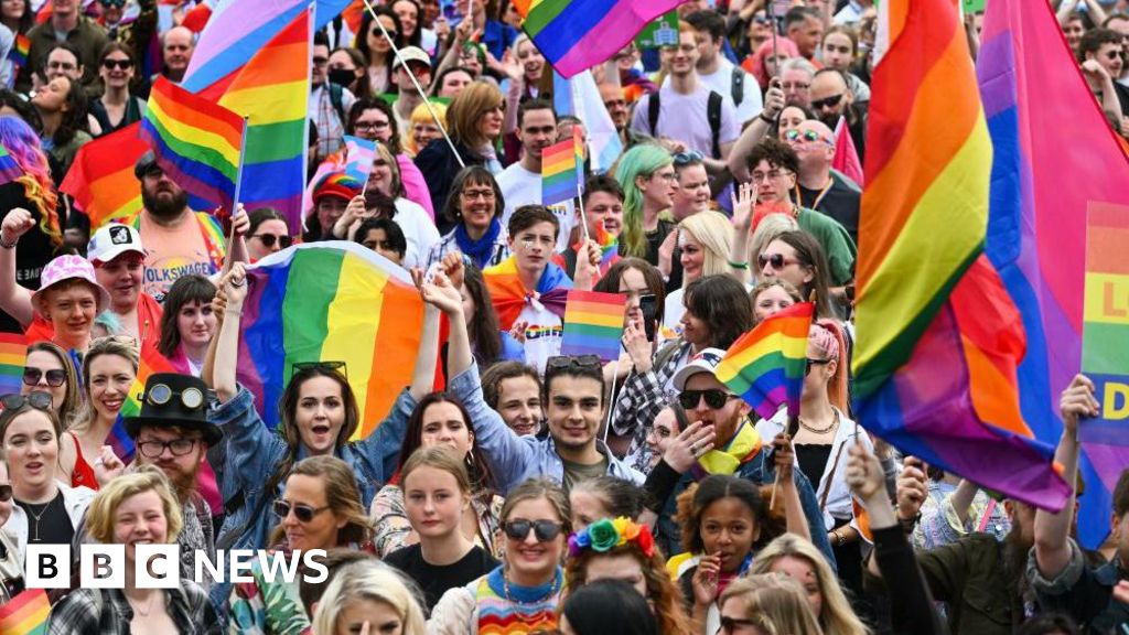 Glasgow Pride bans political parties over gender 'inaction'