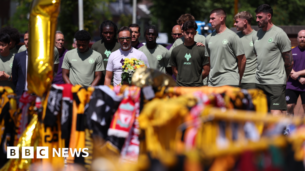 Wolves players and staff pay respects to Jota