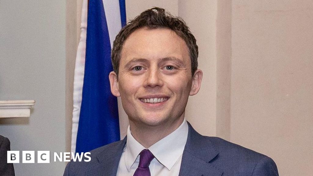 NI politics: Treasury to give Stormont £400m to balance budget