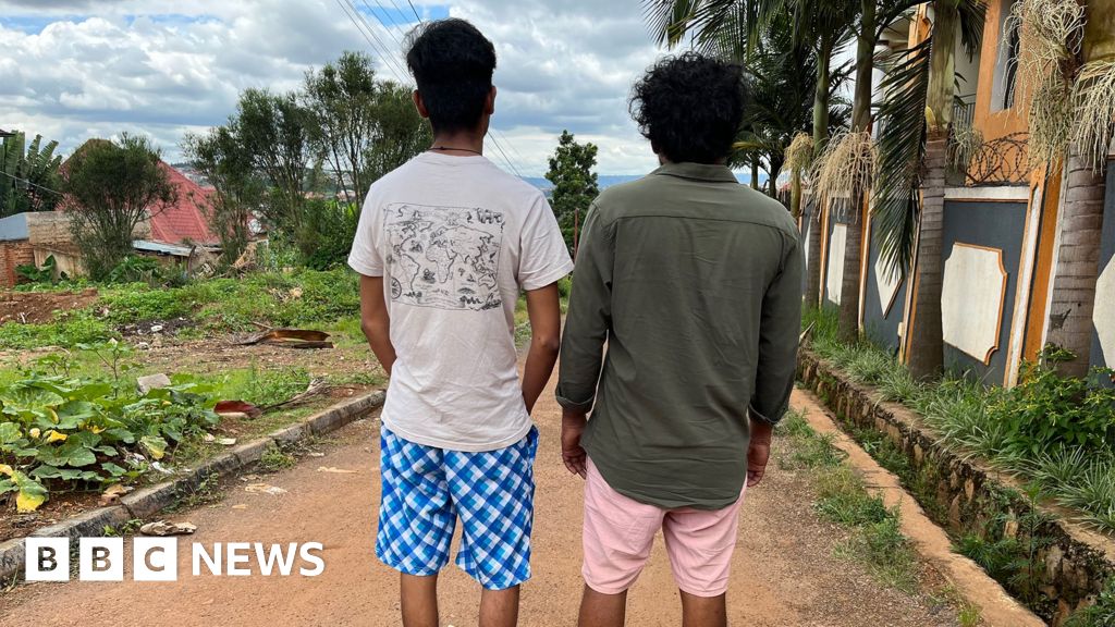 Бежанци, изпратени в Руанда от отдалечен остров в Обединеното кралство, говорят пред BBC