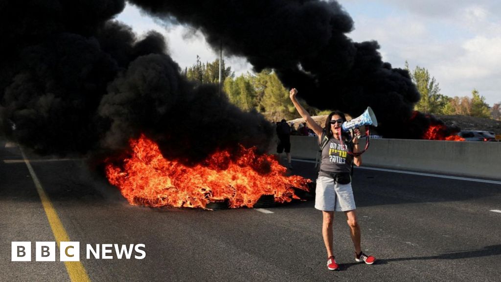 Palestinians flee IDF attacks on Gaza City as Israelis protest against occupation plan