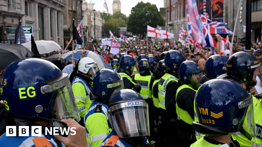 More than 100,000 join Tommy Robinson rally, as counter-protesters demonstrate
