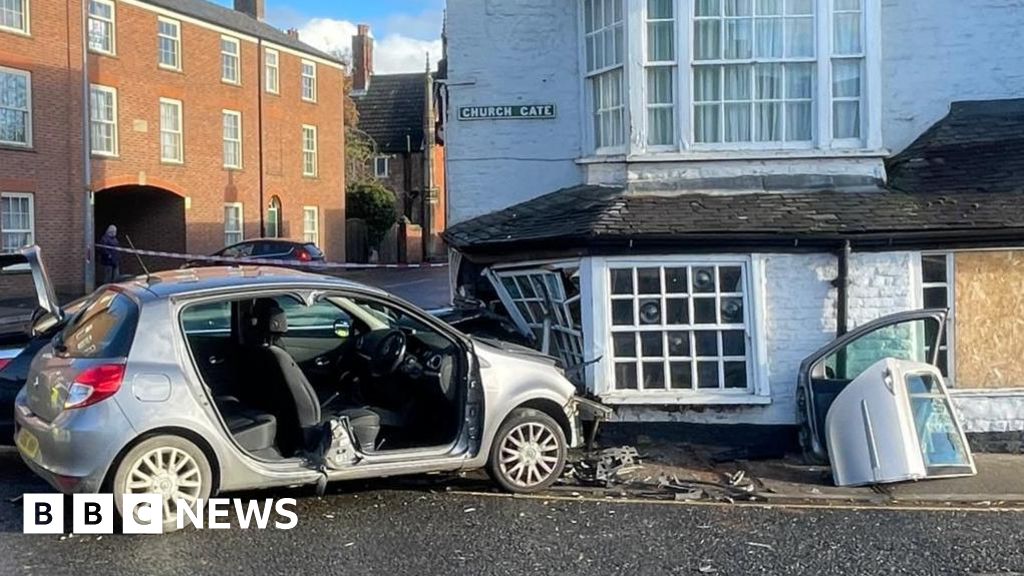 Gainsborough driver injured after microwave thrown at windscreen - BBC News