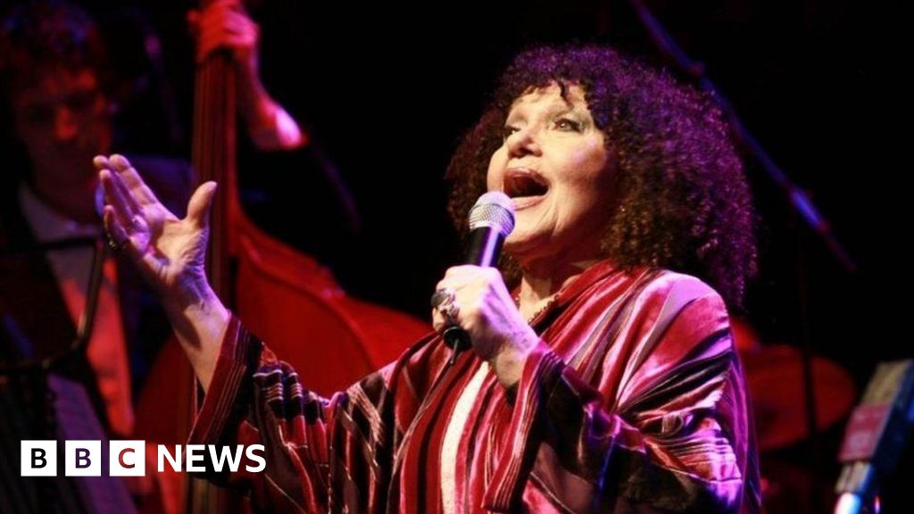 Cleo Laine: Acclaimed jazz singer dies aged 97