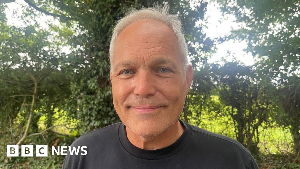 Taxi driver saves passengers from falling tree