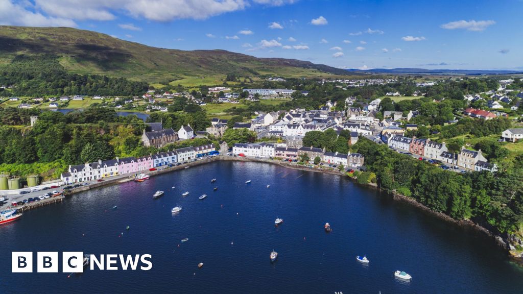 'Rotten egg' gas leaking from fish feed barge wreck near Portree
