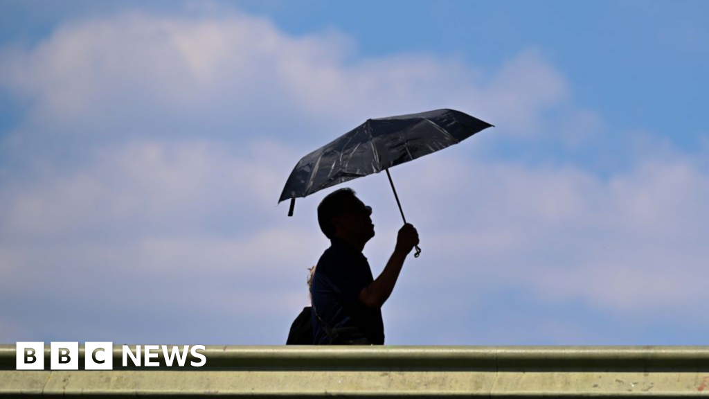 UK weather: New health alert as temperatures to hit 30C this week