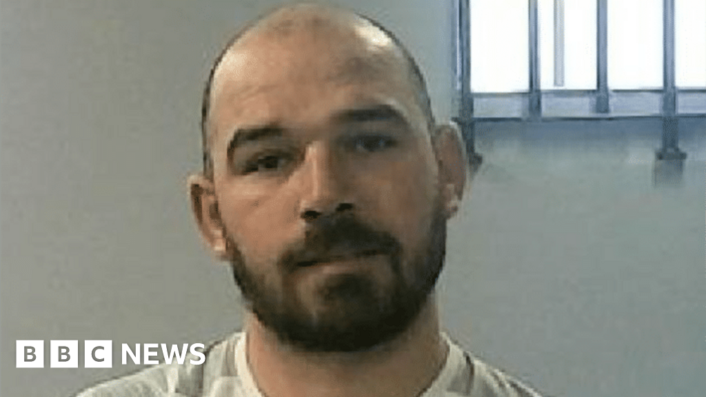 Prisoner hands himself back in after mistaken release from prison