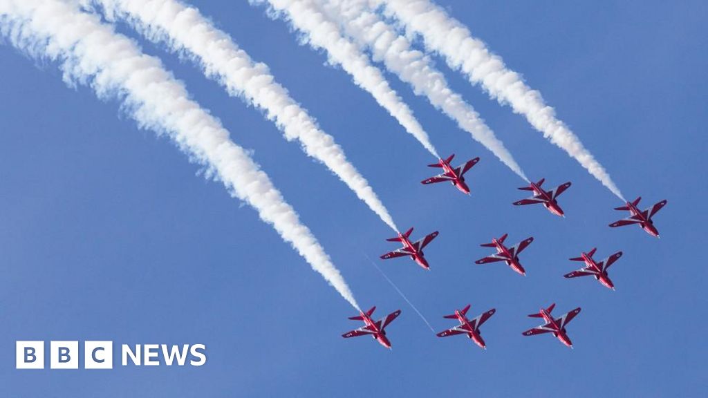 Drone Users Told To Avoid Red Arrows Training Base Near Newark - Bbc News