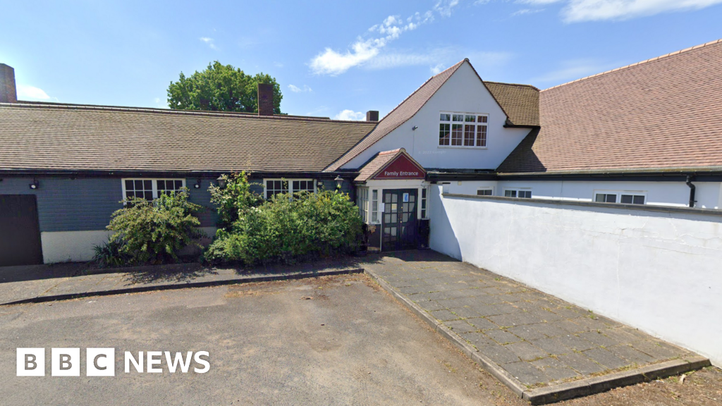 Council wins fight over former Oxhey golf club pavilion – BBC News