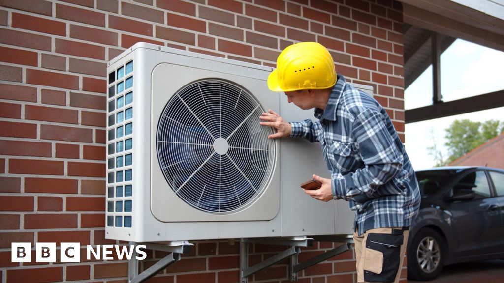 Electric cars and heat pumps making progress, UK climate advisers say