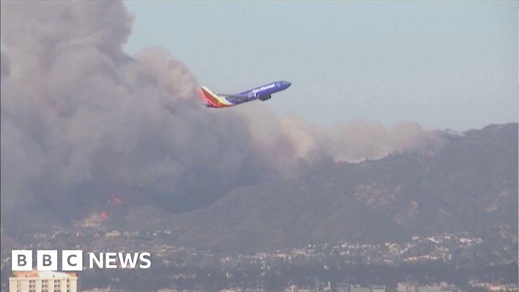 Smoke from rapid-growing Palisades fire towers over LA