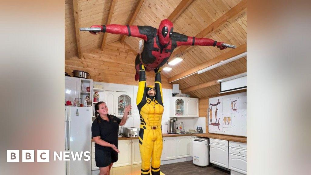 Ryan Reynolds reacts to lifesize Deadpool and Wolverine cake