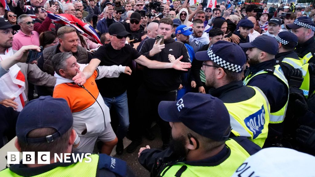 Two arrests as Epping protesters clash with police