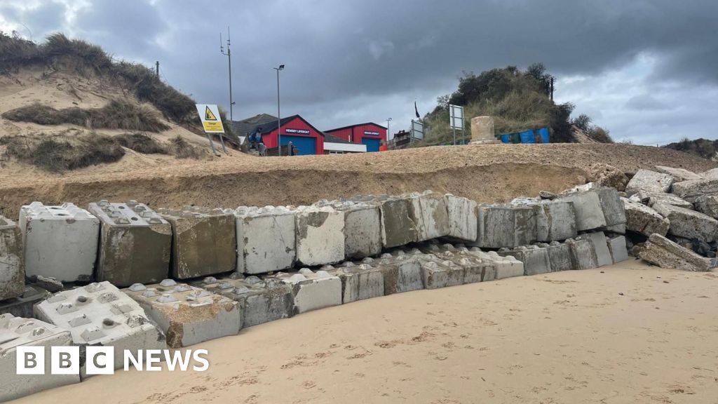 Coastal erosion cuts off Hemsby lifeboat service - BBC News