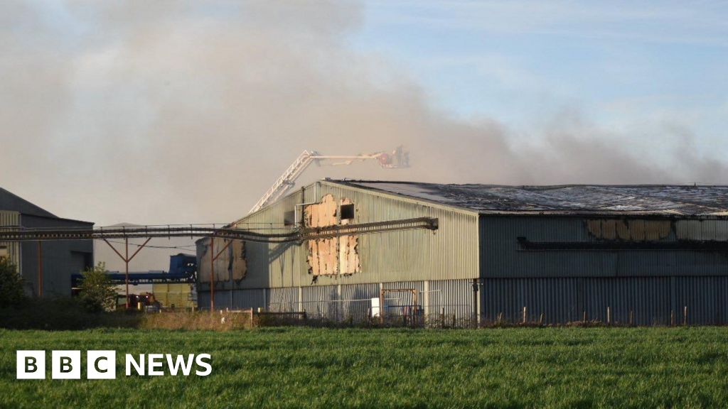bbc.co.uk - Firefighters tackle blaze at business near Grantham