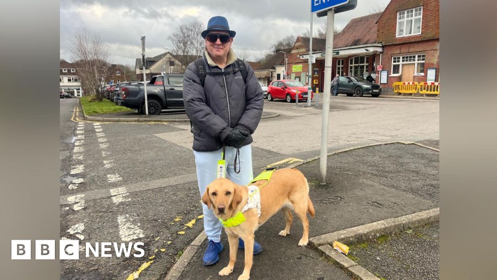 Rail travel 'anxiety inducing' for blind passengers