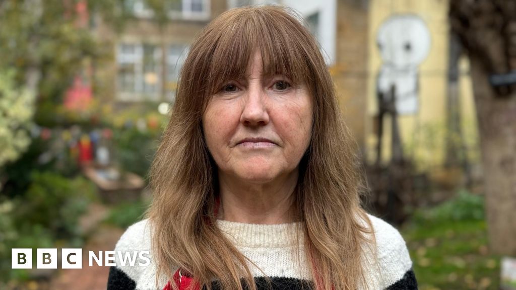 Gardeners unearth stolen phones left by snatchers