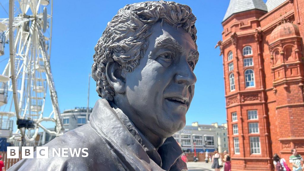 Statue of 'father of devolution' Rhodri Morgan unveiled