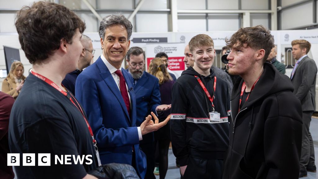 Students attend clean energy jobs fair at college