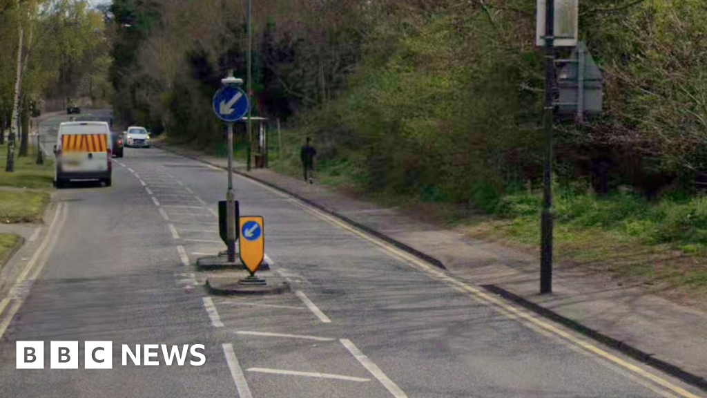 Girl, 9, hit by bus in Bexleyheath dies