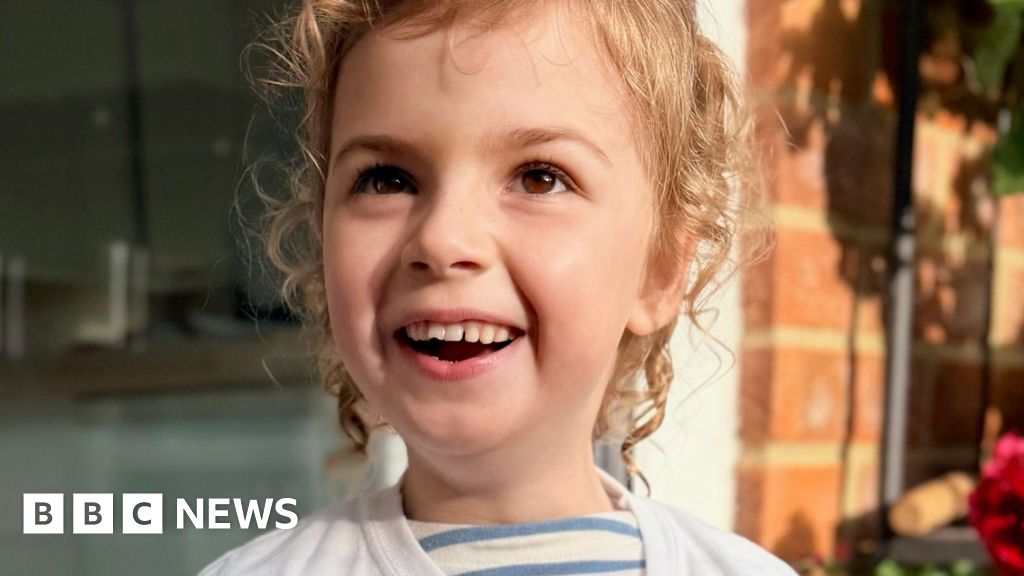 Mum's illness inspires Devon girl, 5, to take on 5k Santa run