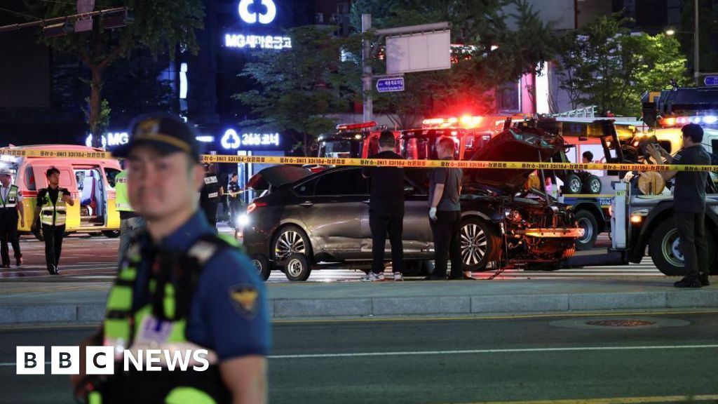 서울에서 승용차가 군중을 들이받아 최소 9명이 사망했다.