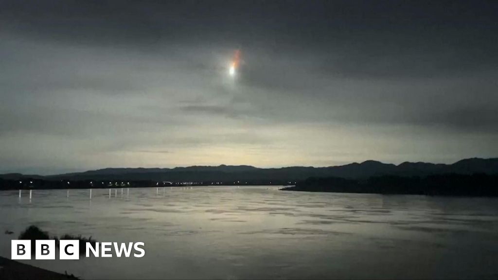 Moment small asteroid lights up night sky in Philippines