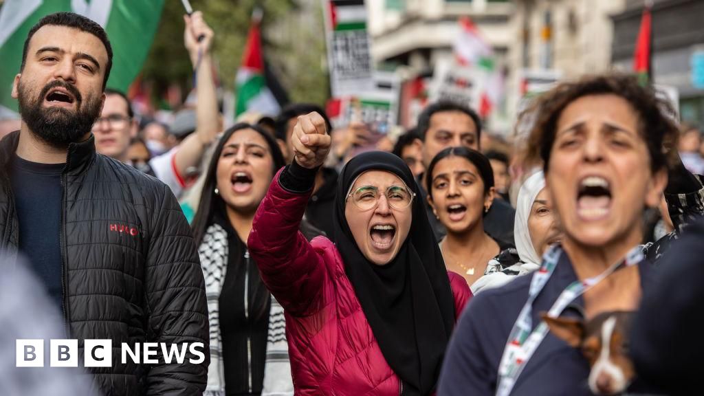 Migliaia di persone partecipano ad una marcia filo-palestinese nel centro di Londra