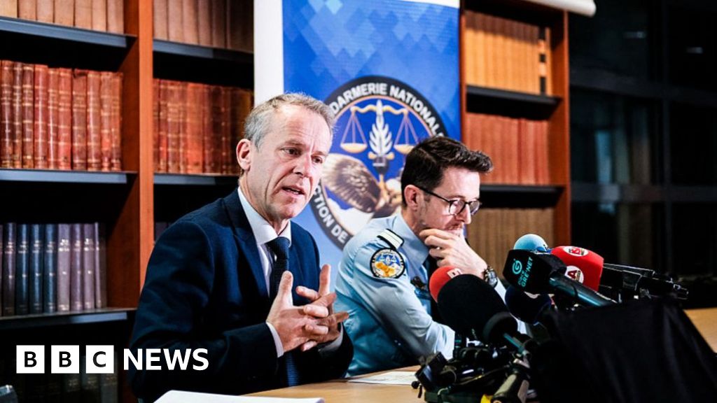 Френски бивш учител е обвинен в малтретиране на 89 тийнейджъри от 60-те години на миналия век