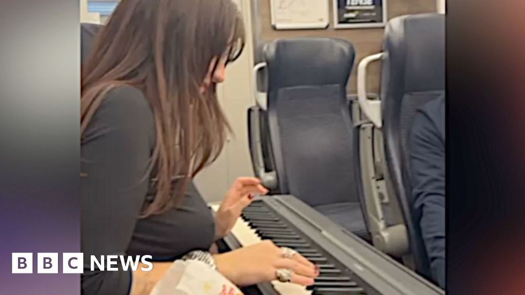 Musician wows train passengers with pop-up concert