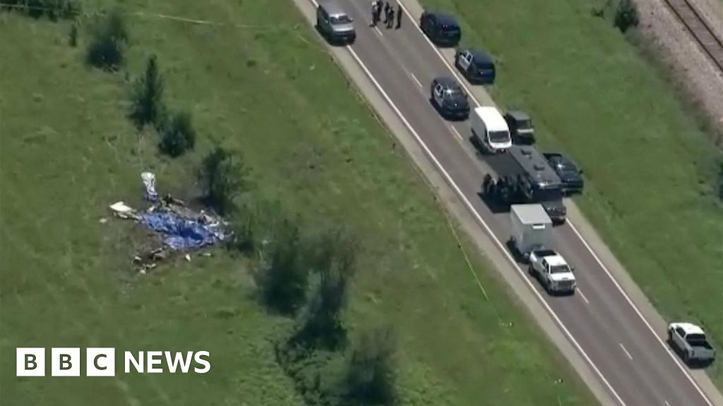 Twelve killed in Missouri skydiving plane crash