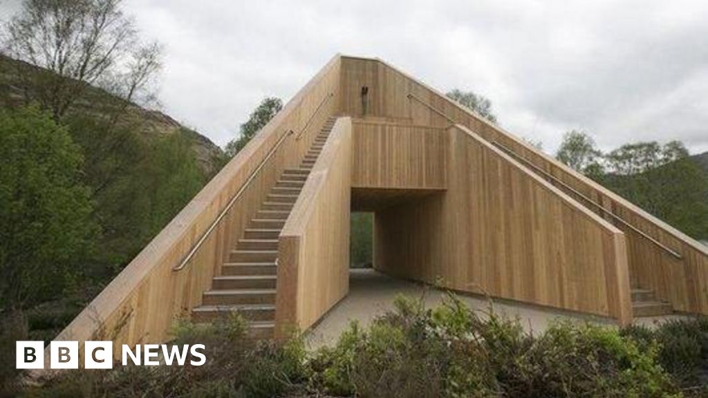 'Sustainable' Loch Lomond viewpoint removed as wood rotted away