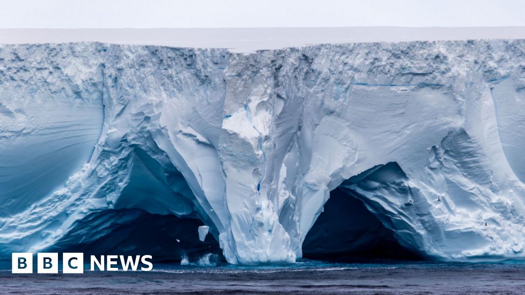 Iceberg terbesar di dunia menjadi kandas di luar Pulau Remote