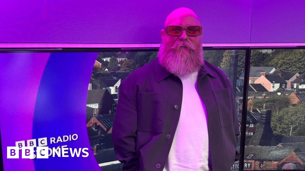 bbc.co.uk - Lee Bottomley - Series of health scares prompts Stoke-on-Trent man's walking club idea