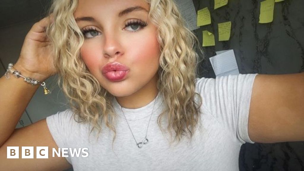 Teenage girl dies after car crashes into tree in Sawbridgeworth