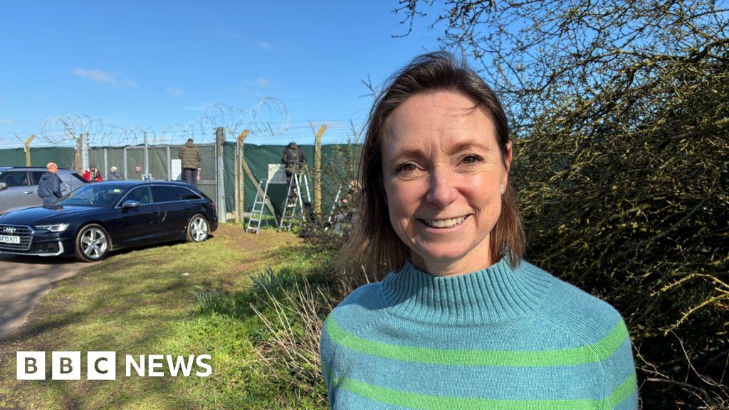 'Chaos' as plane spotters descend on village near RAF Fairford thumbnail