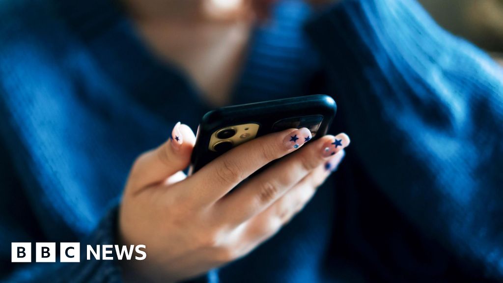 Midnight social media curfew proposed for older UK teens