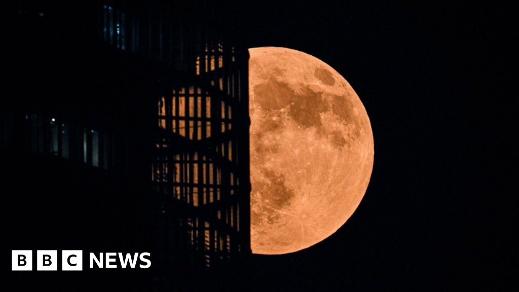 Lunar eclipse: Blood Moon captivates sky-gazers around the world thumbnail