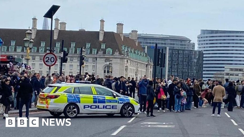 Man critical after stabbing on Westminster Bridge