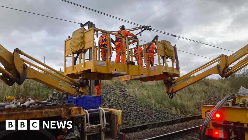 Tree on overhead wires at Beattock blocks West Coast Main Line