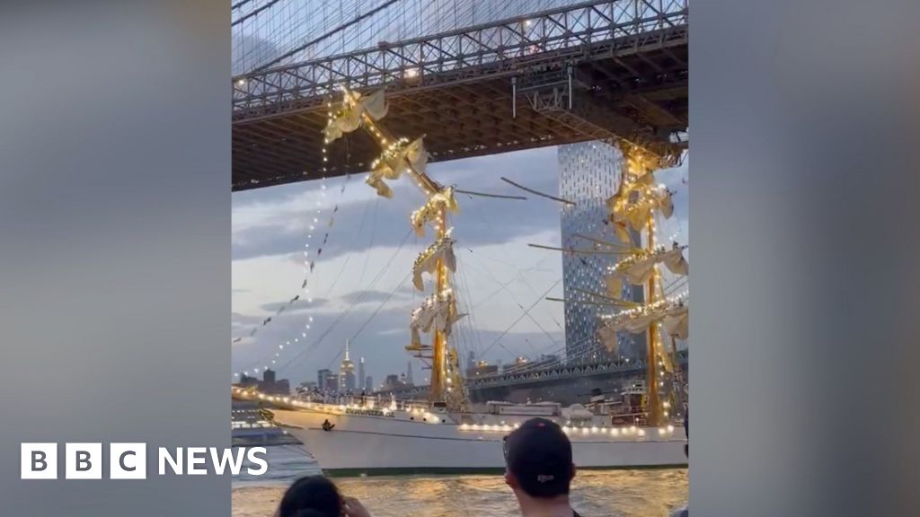Watch: Ship smashes in to New York's Brooklyn Bridge