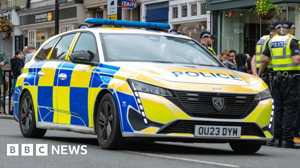 bbc.co.uk - Indy Almroth-Wright - Thames Valley Police opens officer roles to auto-only drivers